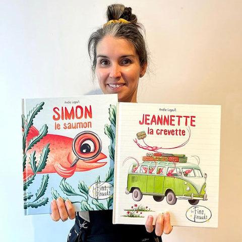 photo de l'autrice et illustratrice québécoise Amélie Legault avec ses livres de la collection les fins finauds publiés aux Éditions Les Malins, Jeannette la crevette et Simon le saumon, Amélie Legault canadian children's book author and illustrator