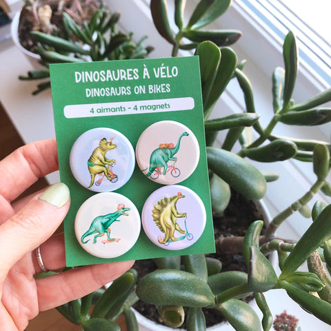 Ensemble de 4 aimants de dinosaures à vélo par Amélie Legault tyrannosaure, brontosaure, tricératops et stégosaure